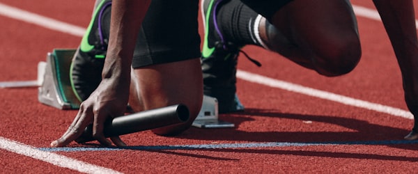 NBA球星伤病报道配图 - 篮球运动员在场上接受治疗